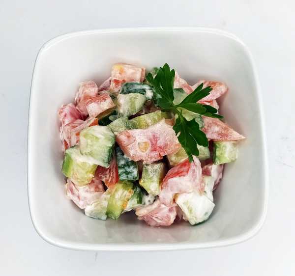 Салат из помидор с огурцом