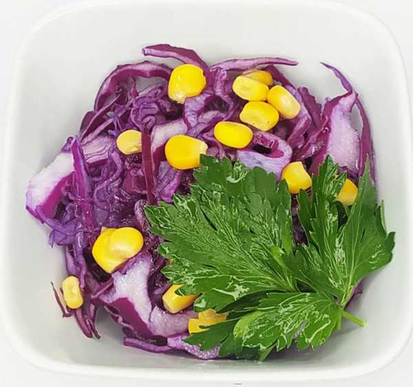 Салат из красной капусты с кукурузой